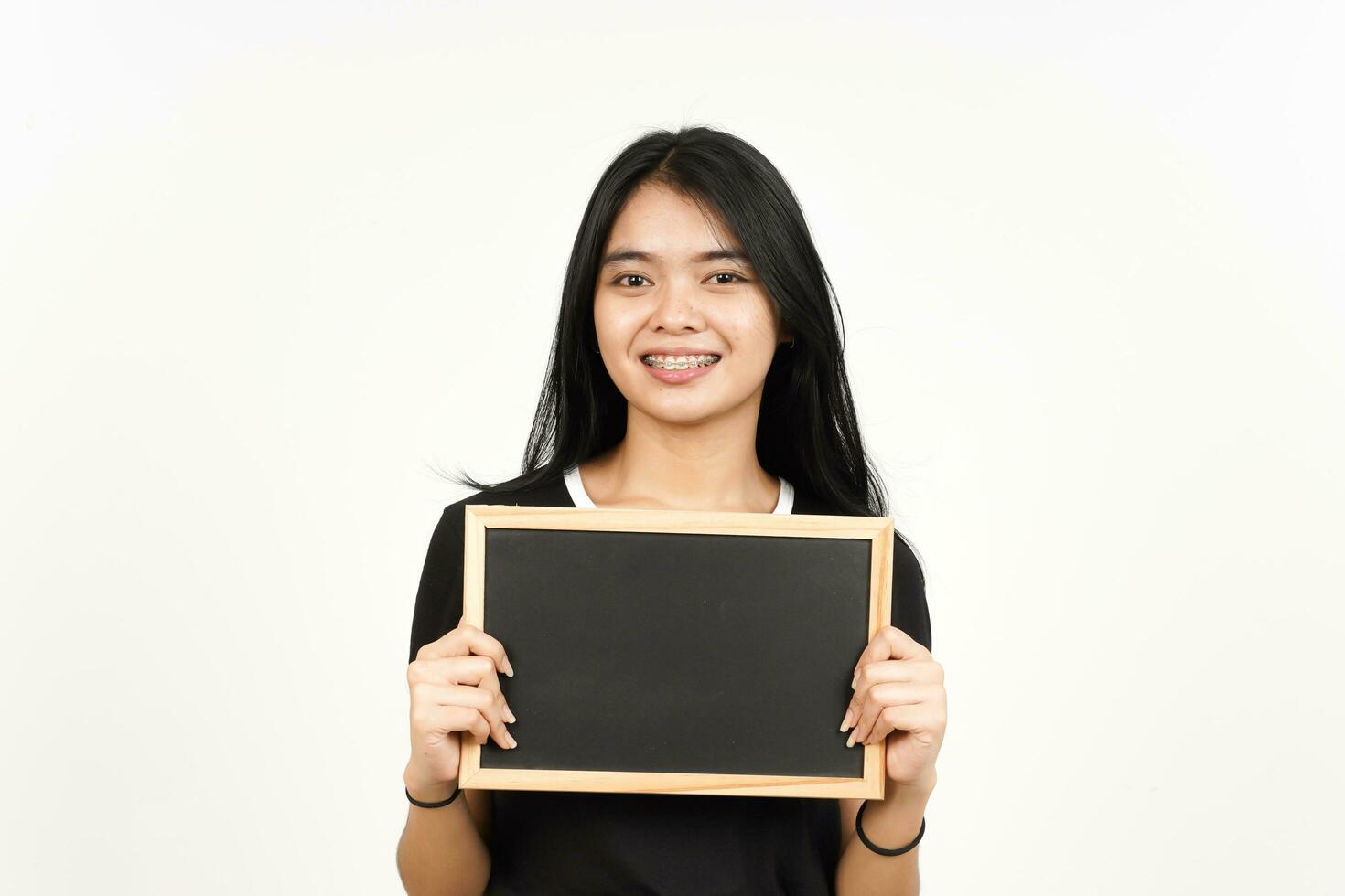 laten zien, presenteren en Holding blanco schoolbord van mooi Aziatisch vrouw geïsoleerd Aan wit achtergrond foto