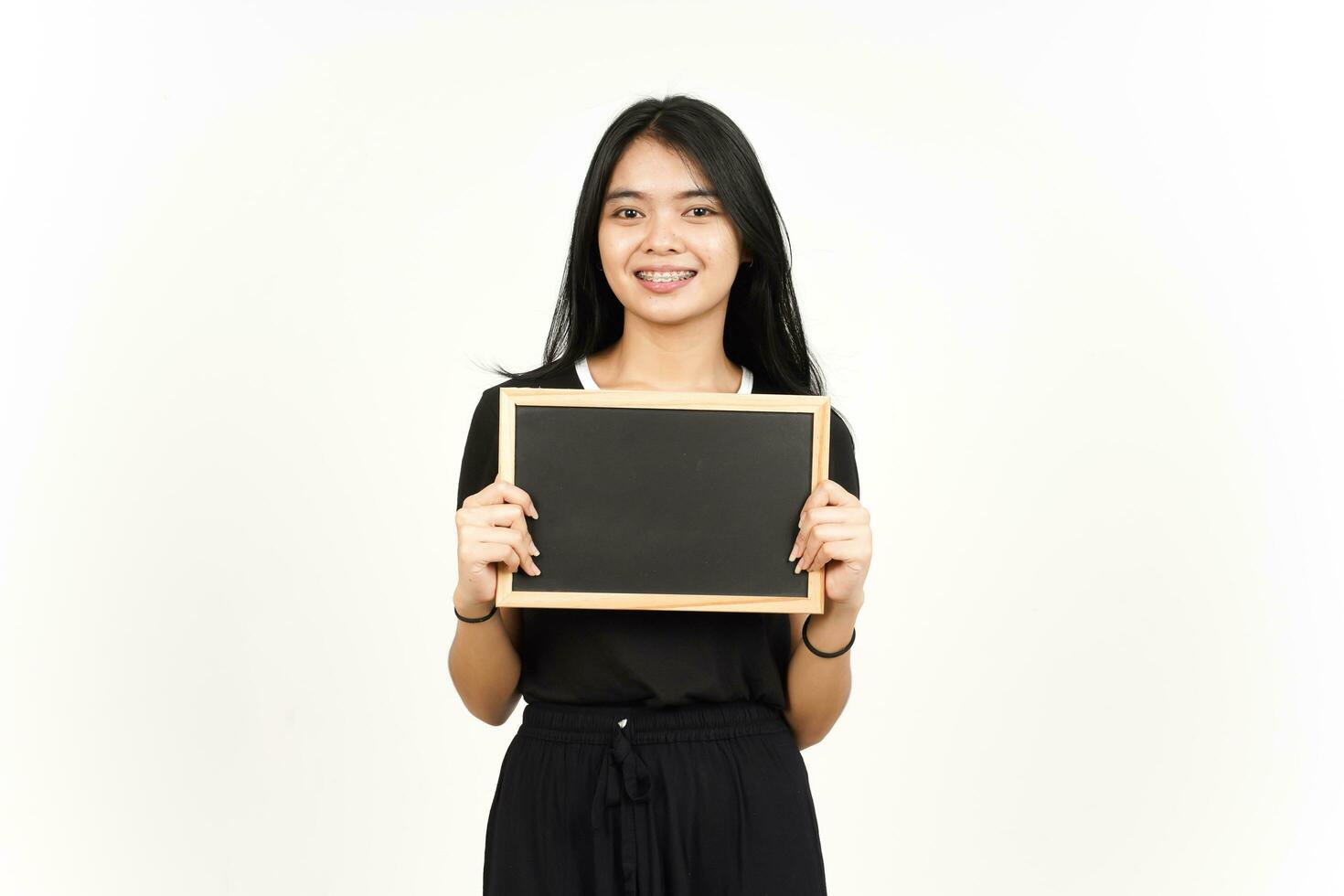 laten zien, presenteren en Holding blanco schoolbord van mooi Aziatisch vrouw geïsoleerd Aan wit achtergrond foto