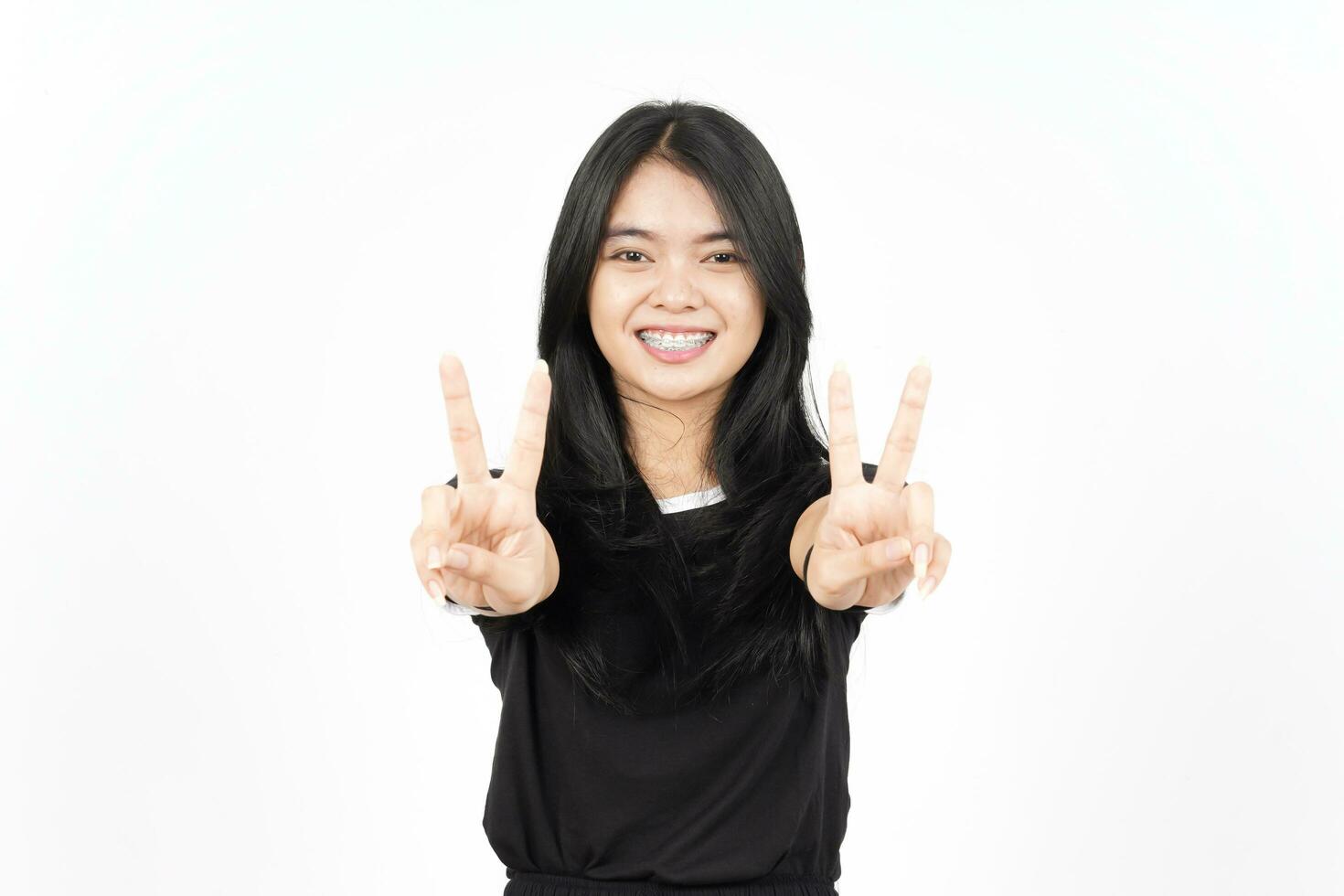 tonen vrede teken van mooi Aziatisch vrouw geïsoleerd Aan wit achtergrond foto