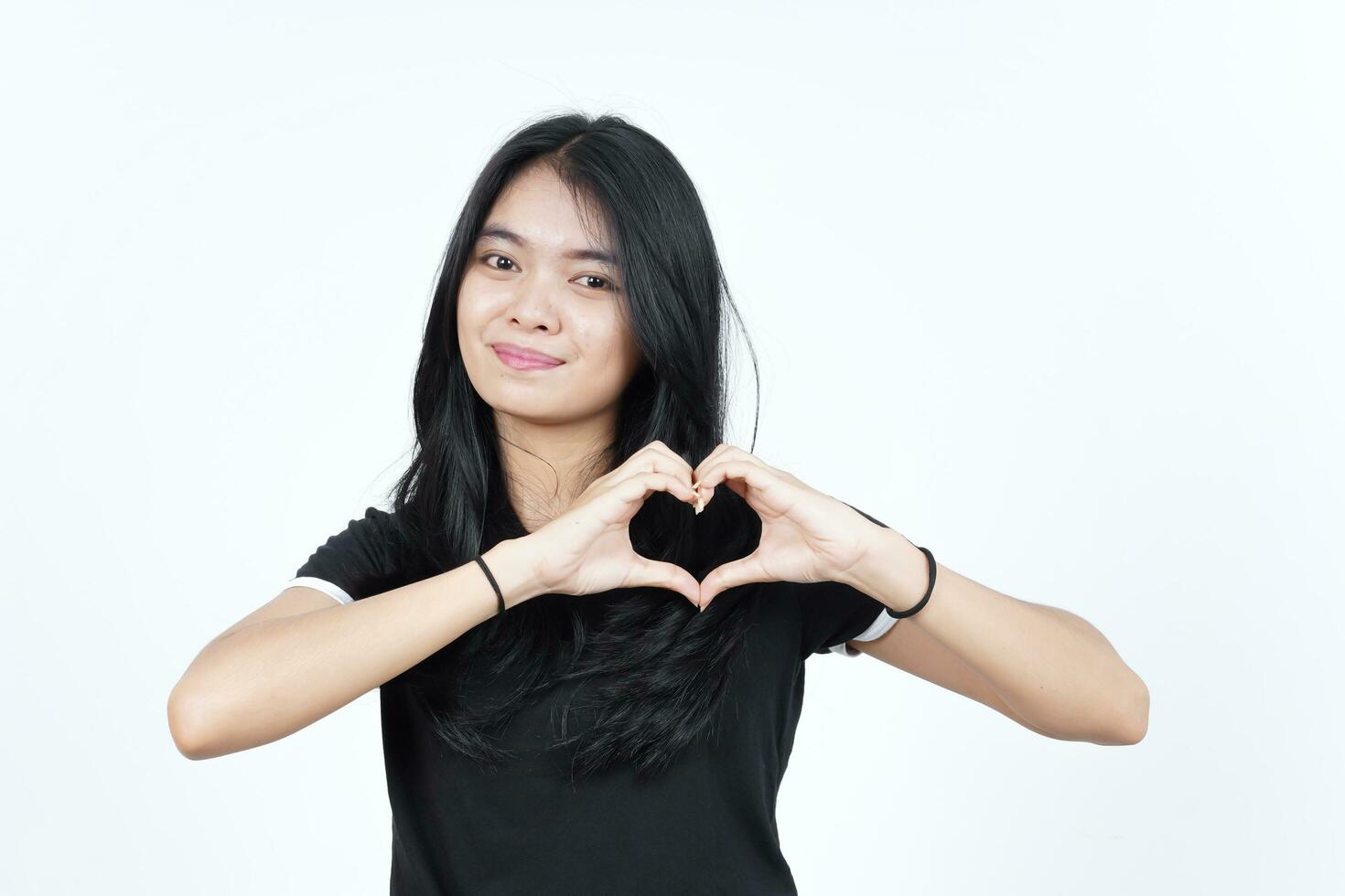 tonen liefde hart teken van mooi Aziatisch vrouw geïsoleerd Aan wit achtergrond foto