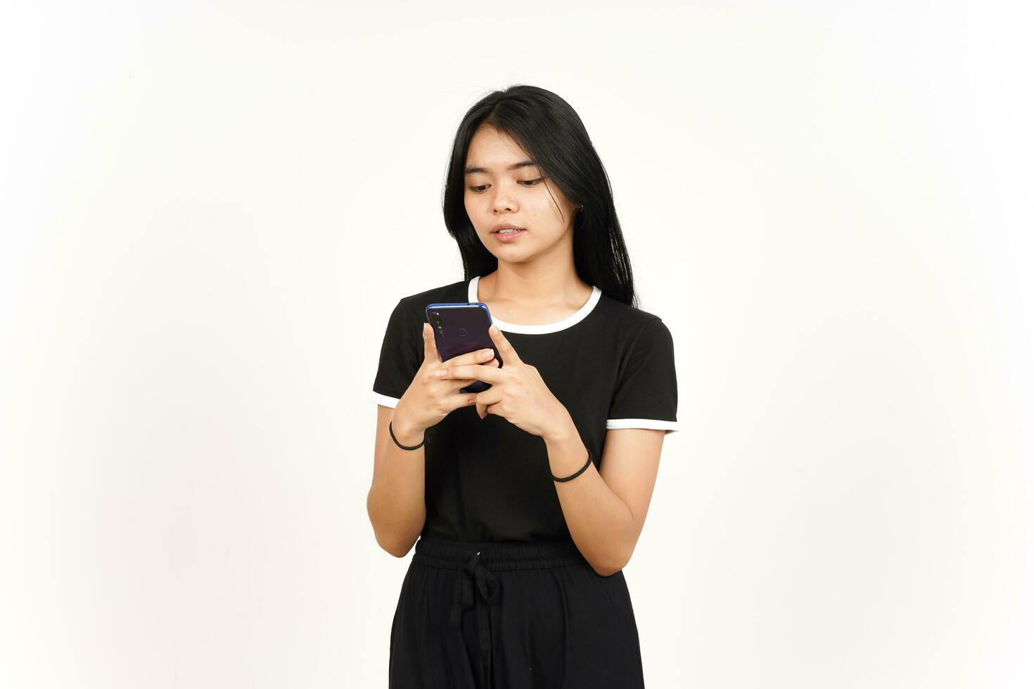 Holding of gebruik makend van smartphone van mooi Aziatisch vrouw geïsoleerd Aan wit achtergrond foto