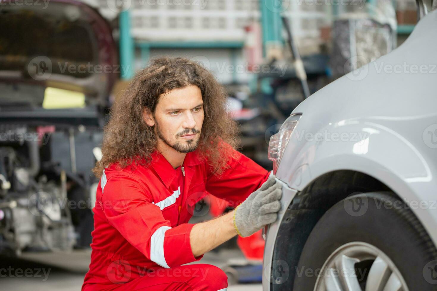 technicus Mens werken in auto reparatie winkel, auto monteur in reparatie garage, auto reparatie en onderhoud concepten foto
