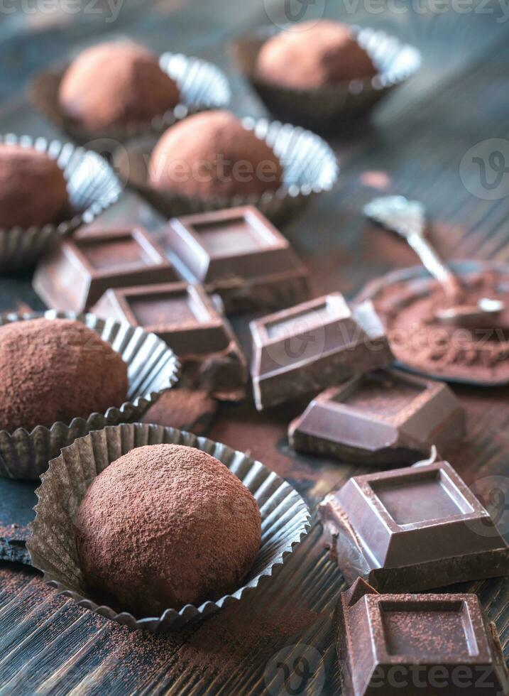 rum ballen met cacao poeder en chocola plakjes foto