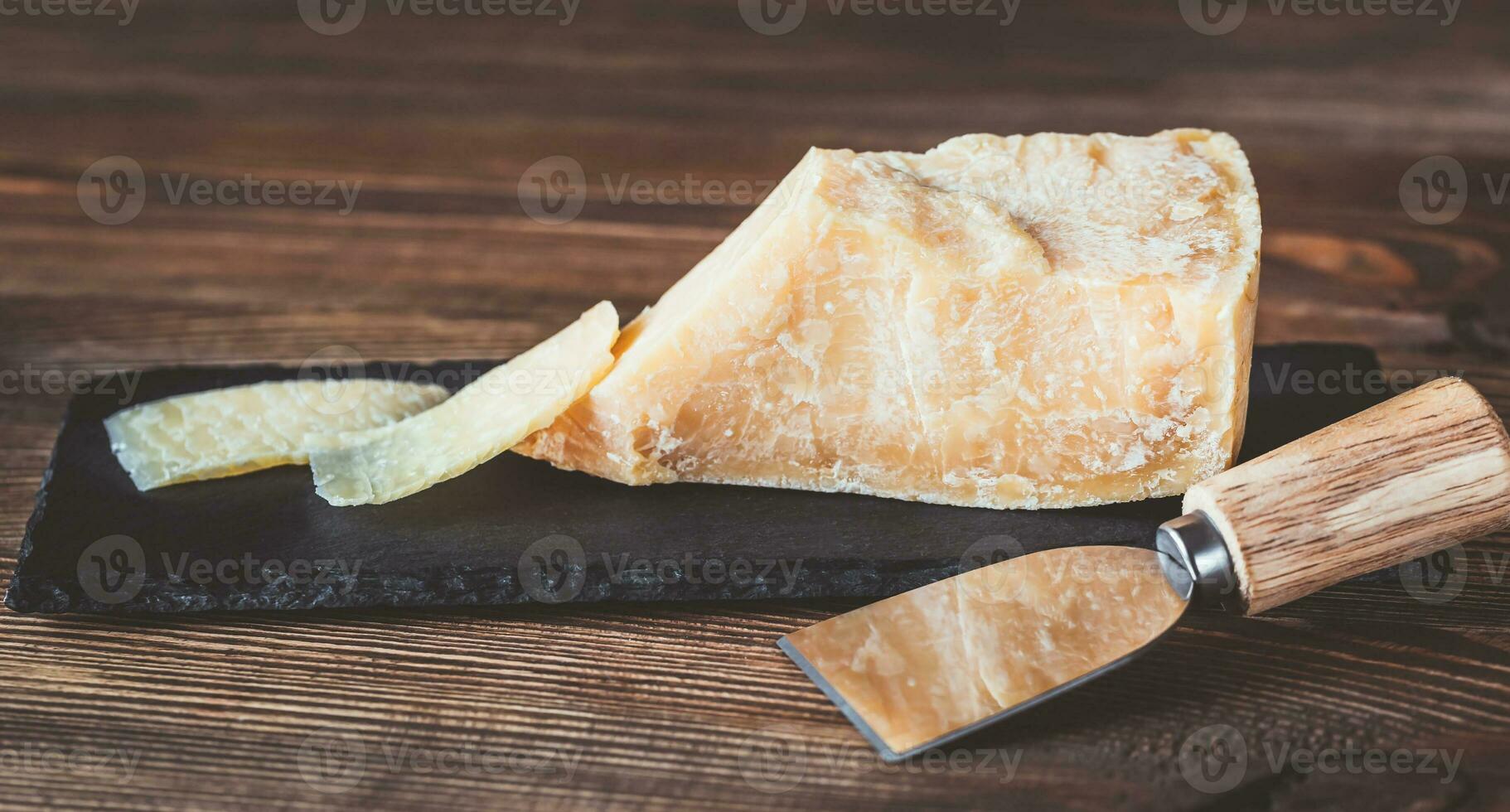 Parmezaanse kaas kaas Aan steen bord foto
