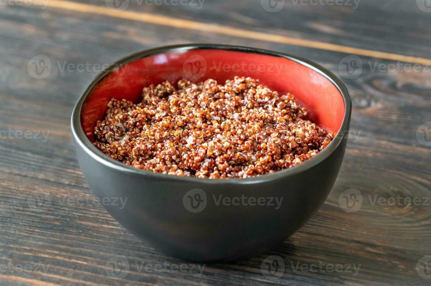 kom van gekookt rood quinoa foto