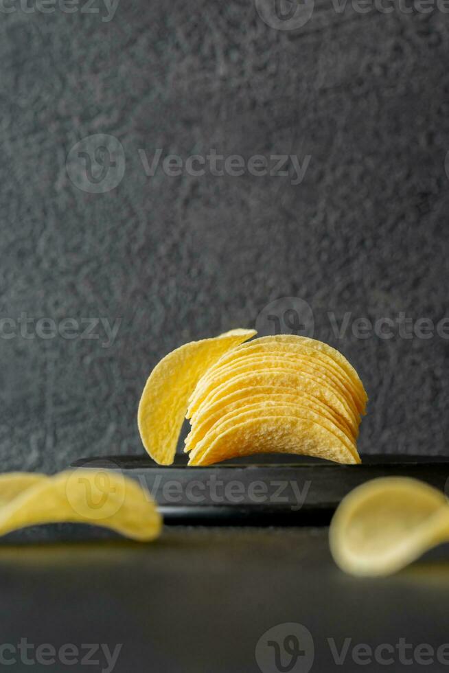 aardappel chips Aan de bord foto