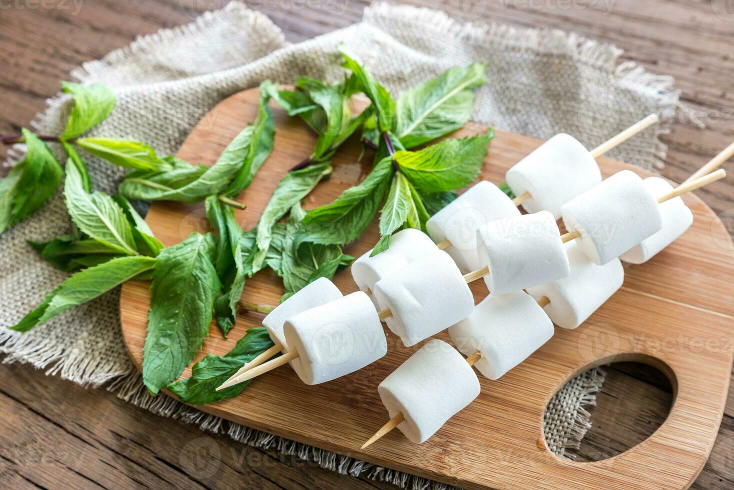 marshmallowspiesjes op het houten bord foto