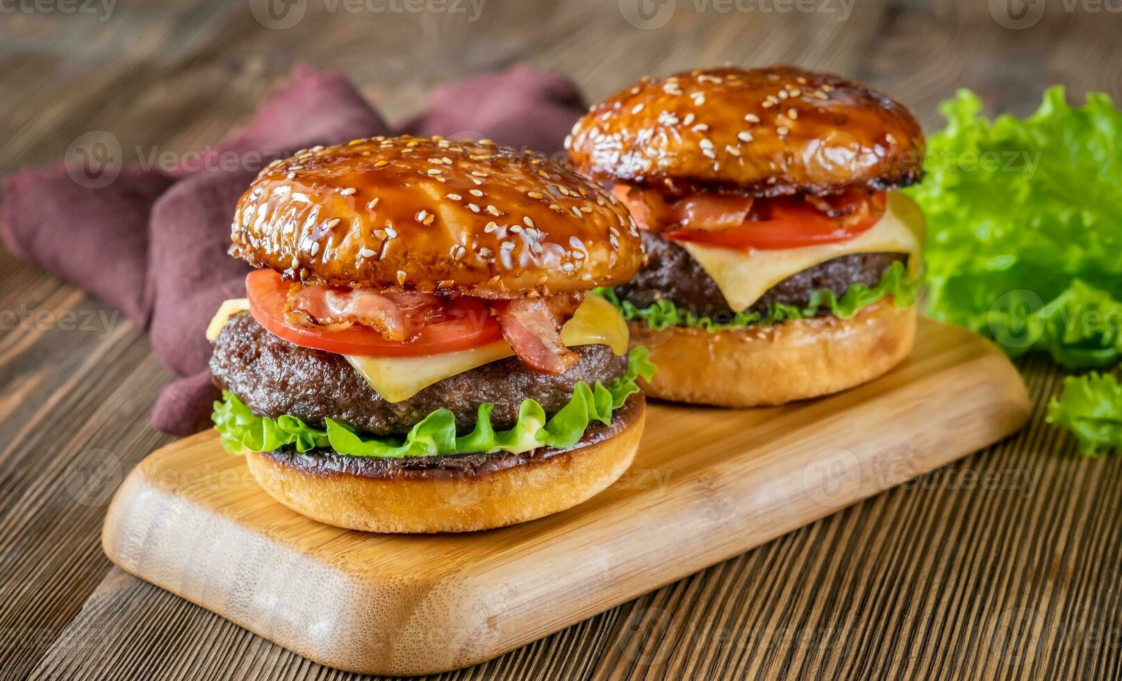 hamburgers Aan de houten bord foto