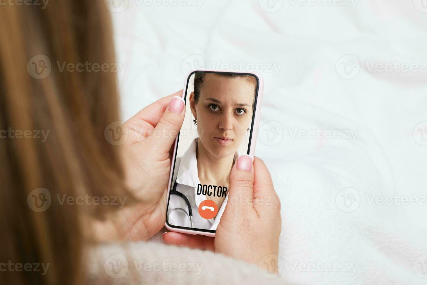 telefoon in vrouw handen in bed met dokter telefoongesprek. digitaal gezondheidszorg en telegeneeskunde online concept foto