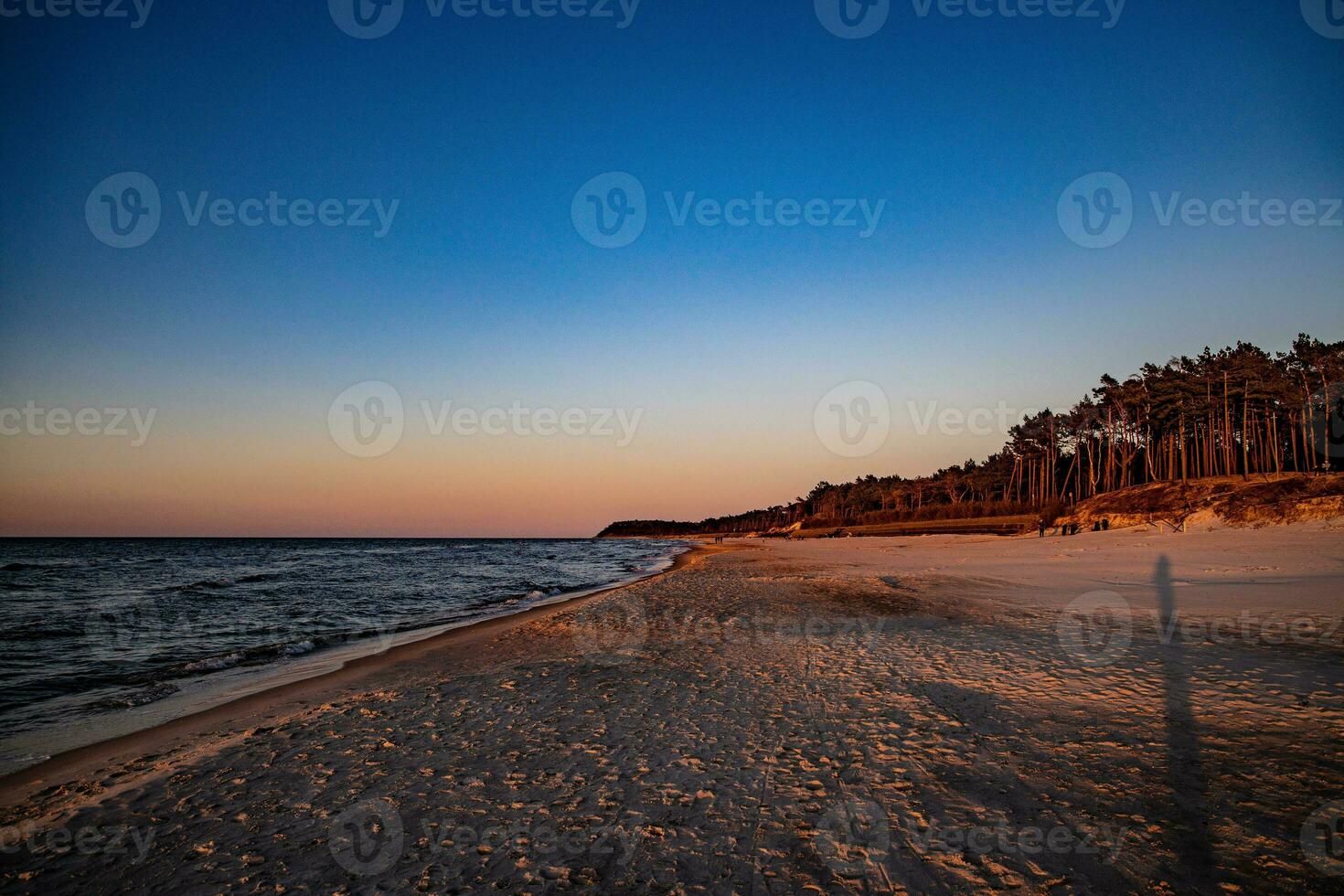 pittoreske kalmte zonsondergang met kleurrijk wolken Aan de kusten van de Baltisch zee in Polen foto