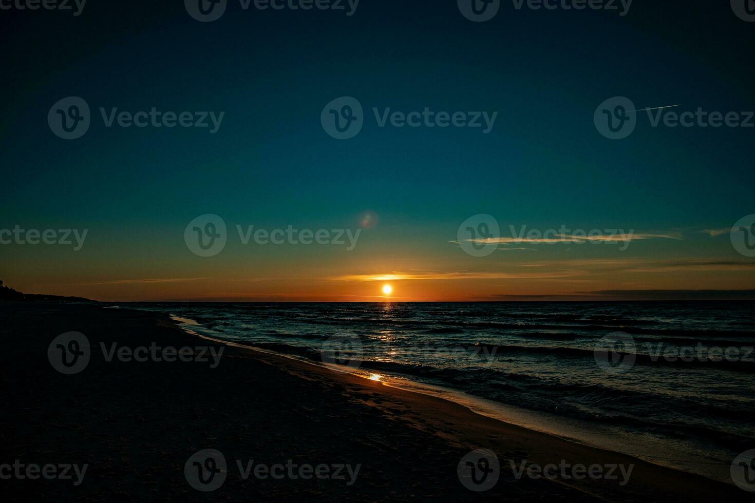 pittoreske kalmte zonsondergang met kleurrijk wolken Aan de kusten van de Baltisch zee in Polen foto