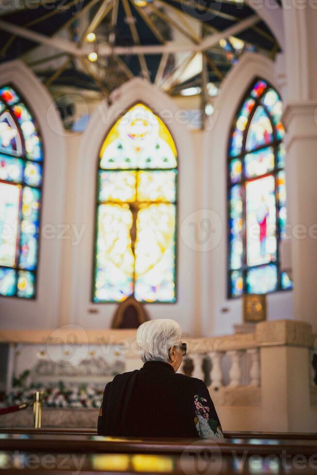 senior vrouw bidden ik de kerk geloof in religieus. foto