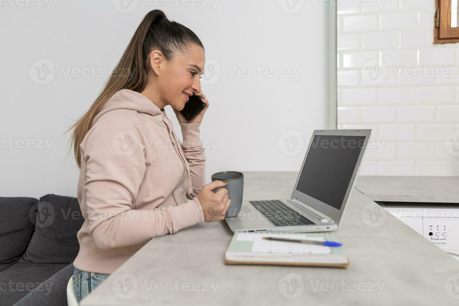 glimlachen vrouw pratend Aan smartphone terwijl boodschappen doen online met een kop van koffie in haar hand- foto