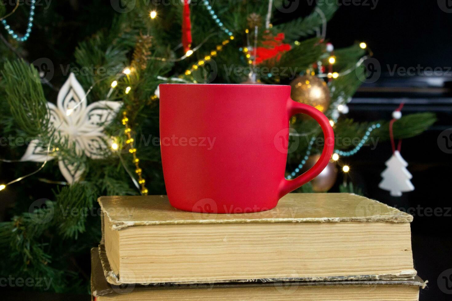 blanco rood mok met Kerstmis boom Aan achtergrond, mat thee of koffie kop met Kerstmis en nieuw jaar decoratie, verticaal bespotten omhoog met keramisch mok voor heet drankjes, leeg geschenk afdrukken sjabloon foto