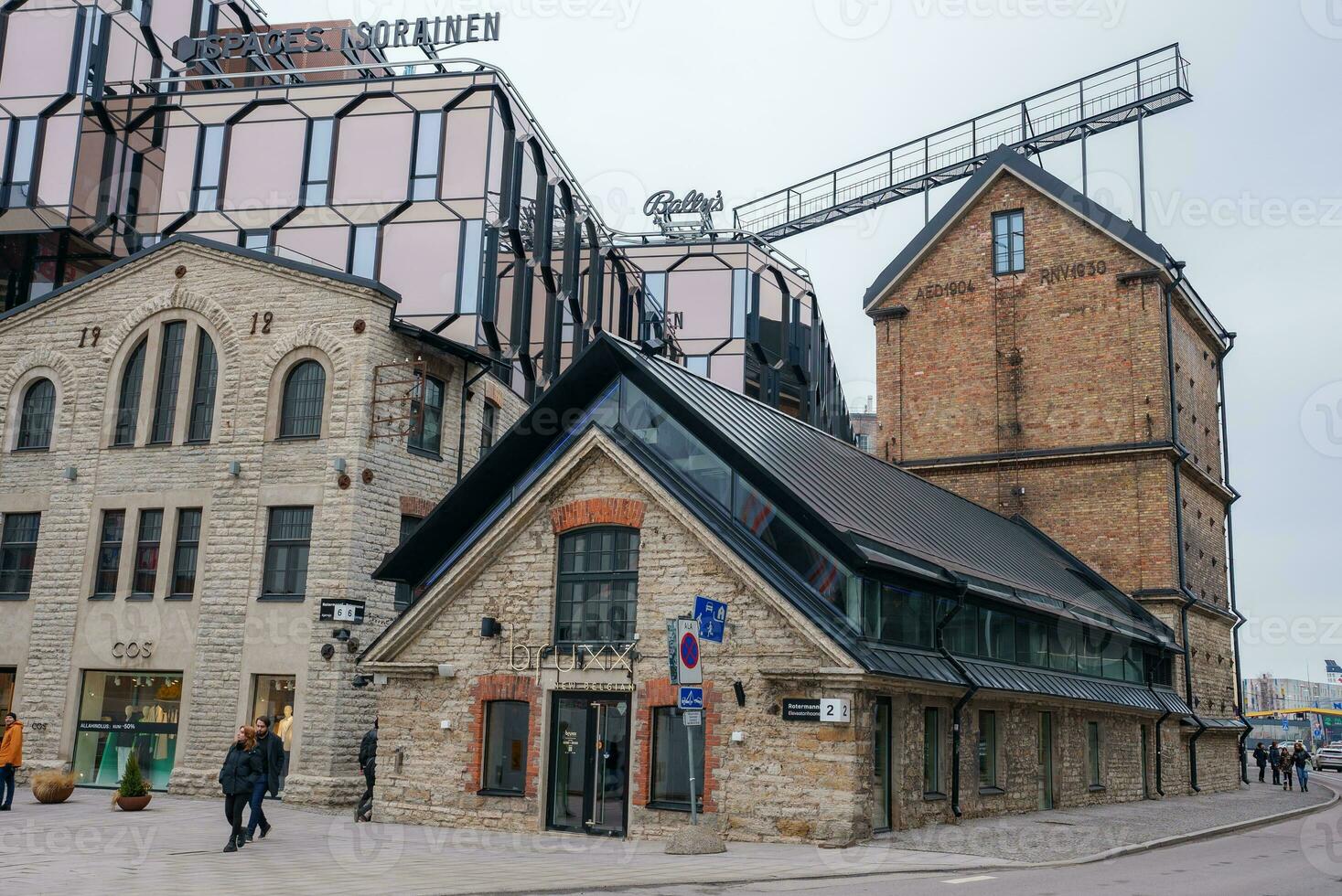 visie van de modern en oud gebouwen in de rotermann stad wijk in de buurt de stad centrum foto