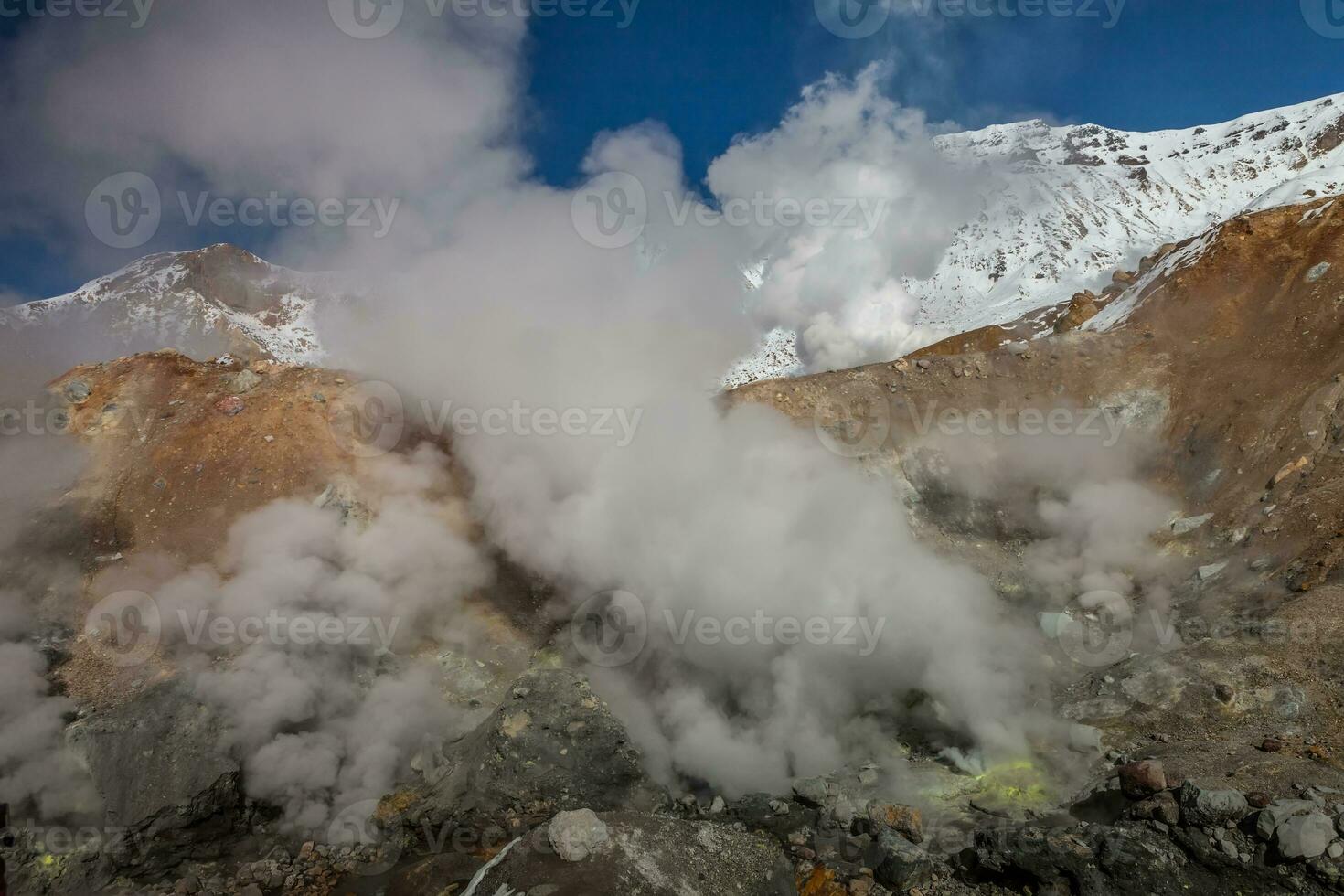 fumarolen in de krater vulkaan foto