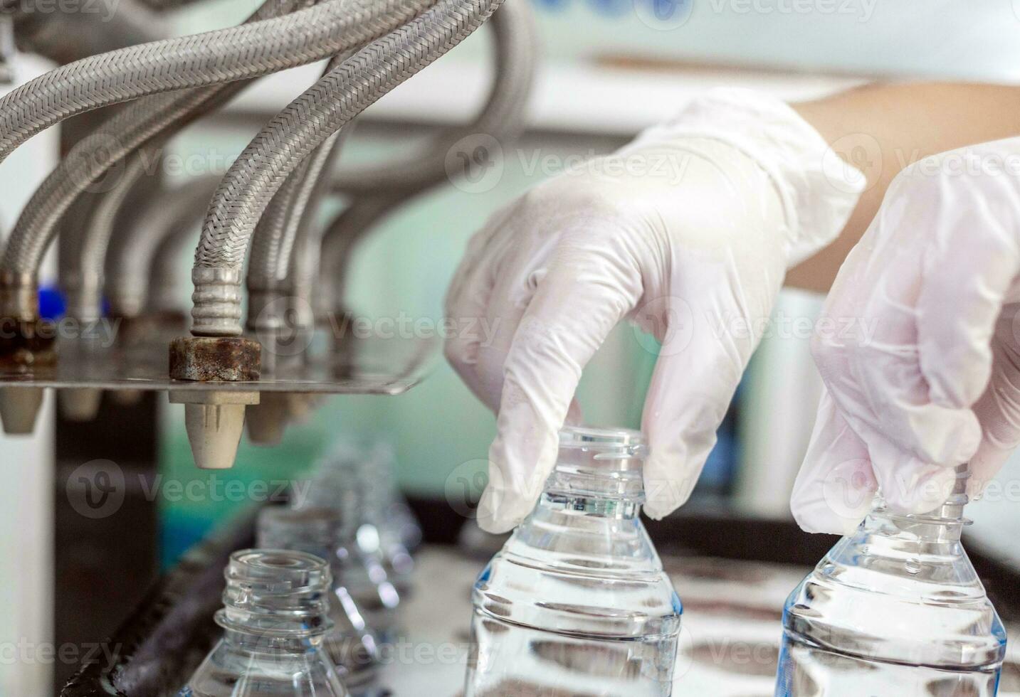 hand- van kwaliteit inspecteur water bottelen lijn voor verwerken en bottelen zuiver drinken water foto