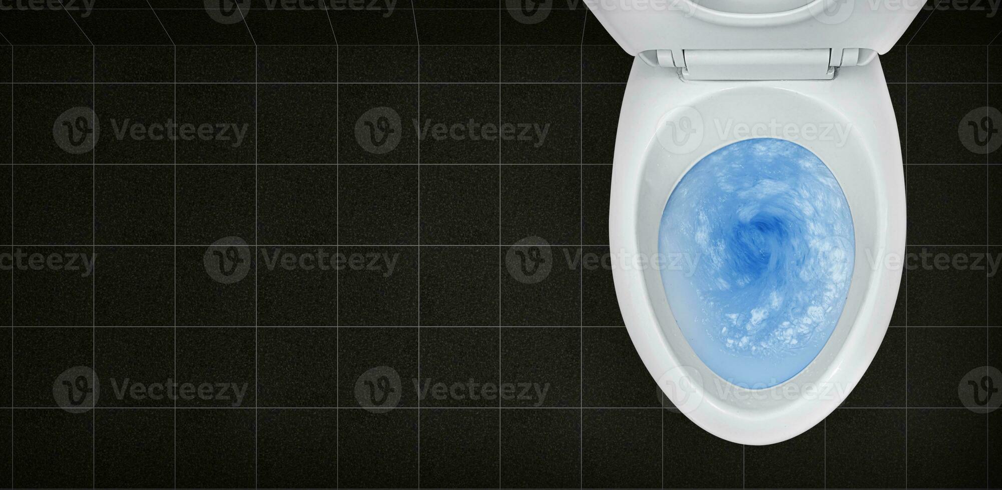 bovenaanzicht van toiletpot, blauw wasmiddel dat erin spoelt foto