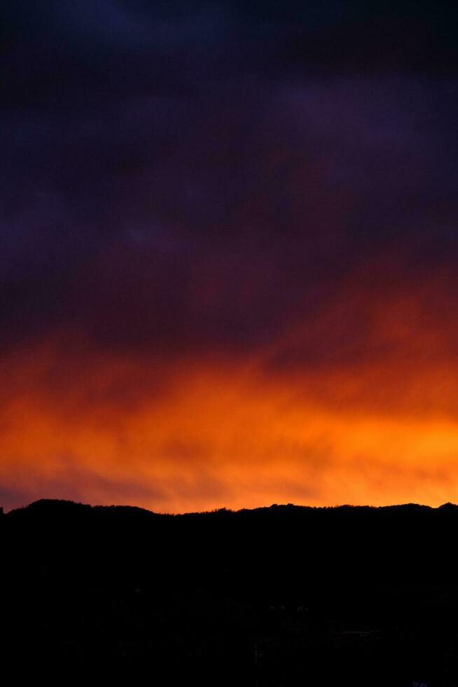 vurig rood zonsondergang structuur gedurende een zomer avond in western Ligurië in 2023 foto