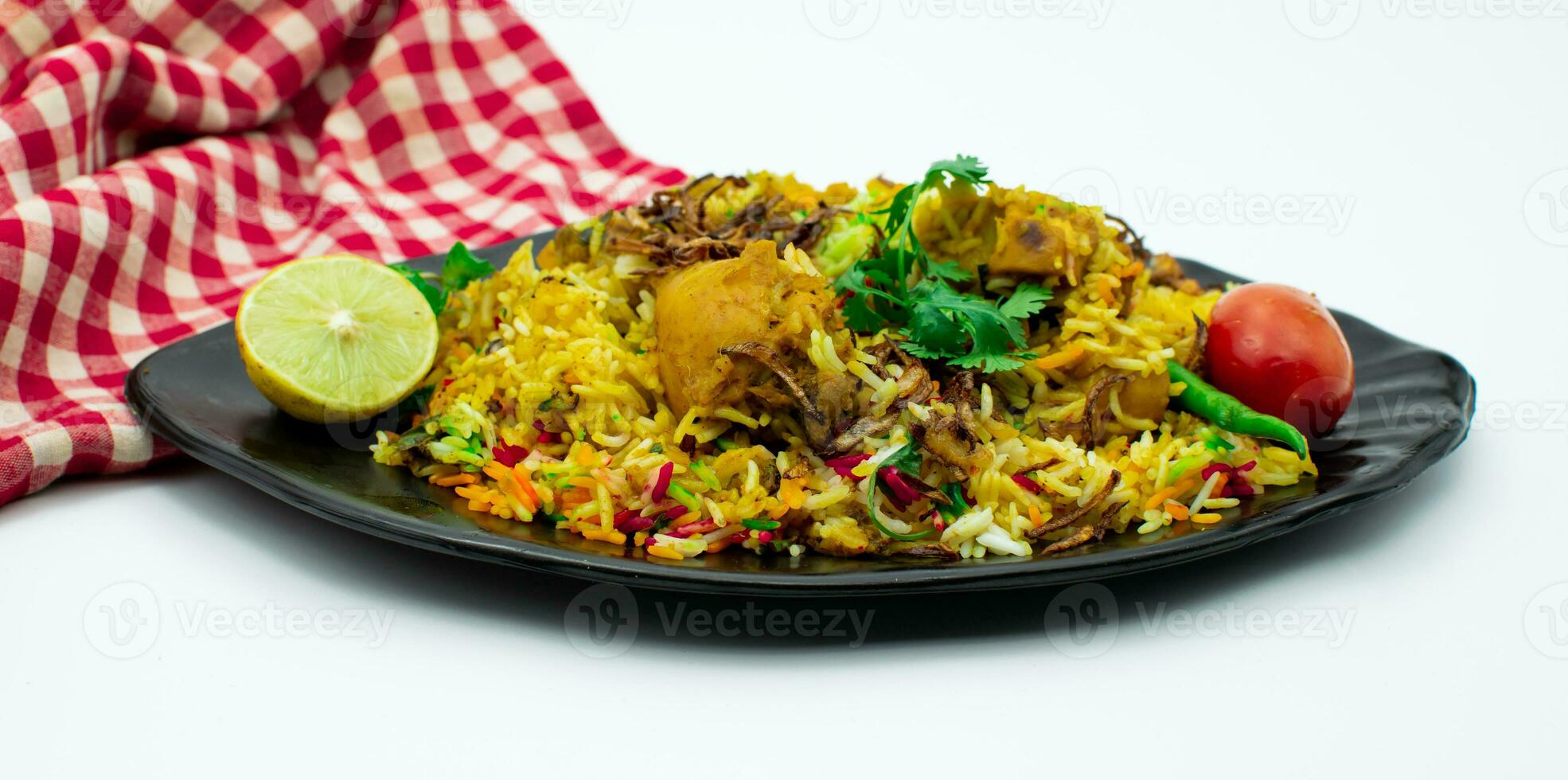 geïsoleerd heerlijk pittig kip biryani in zwart bord Aan wit achtergrond foto