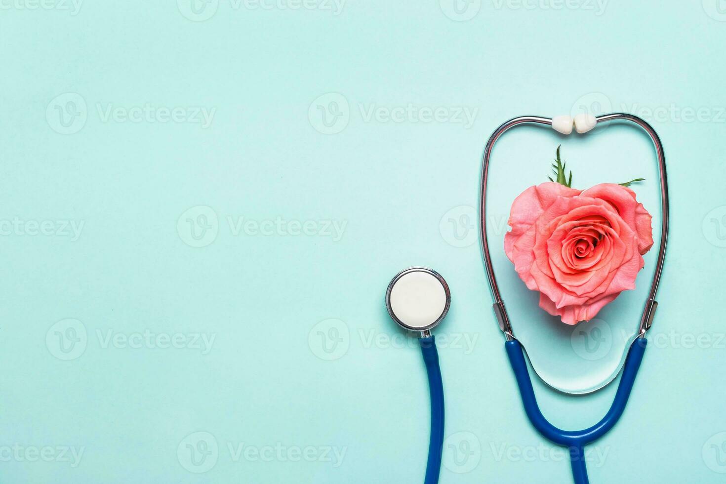 stethoscoop en mooi roos hart Aan blauw achtergrond. dank u dokter en verpleegster dag concept foto