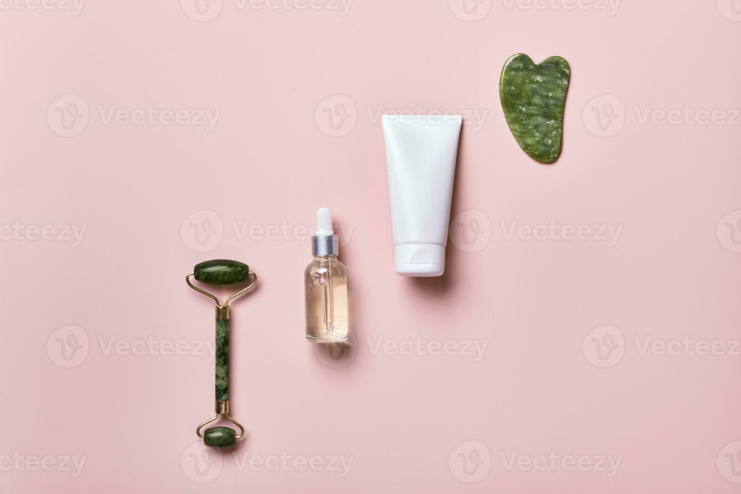 kunstmatig schoonheid producten en steen stimulators Aan roze achtergrond. gezicht massage huidsverzorging concept foto