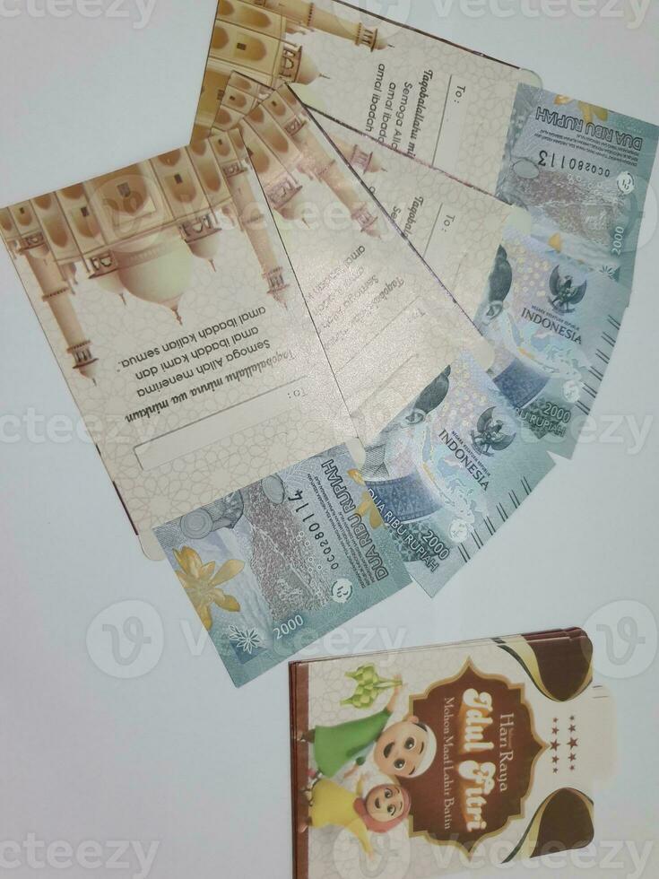 thr envelop met geld naar worden gegeven naar kinderen of familie of relaties gedurende eid al-fitr. foto