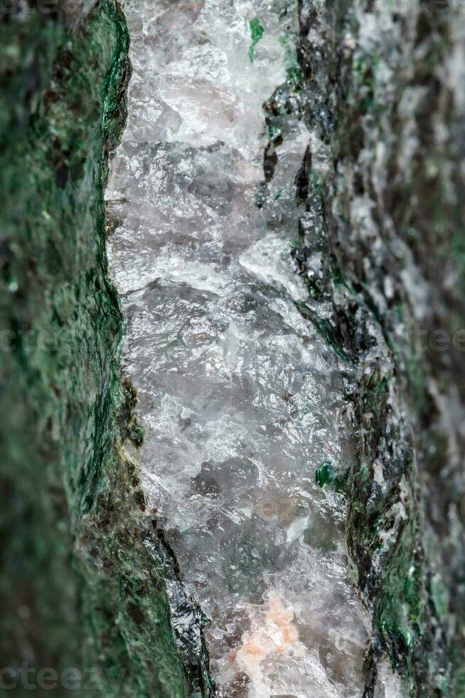 macro mineraal steen fuchsiet Aan een wit achtergrond foto