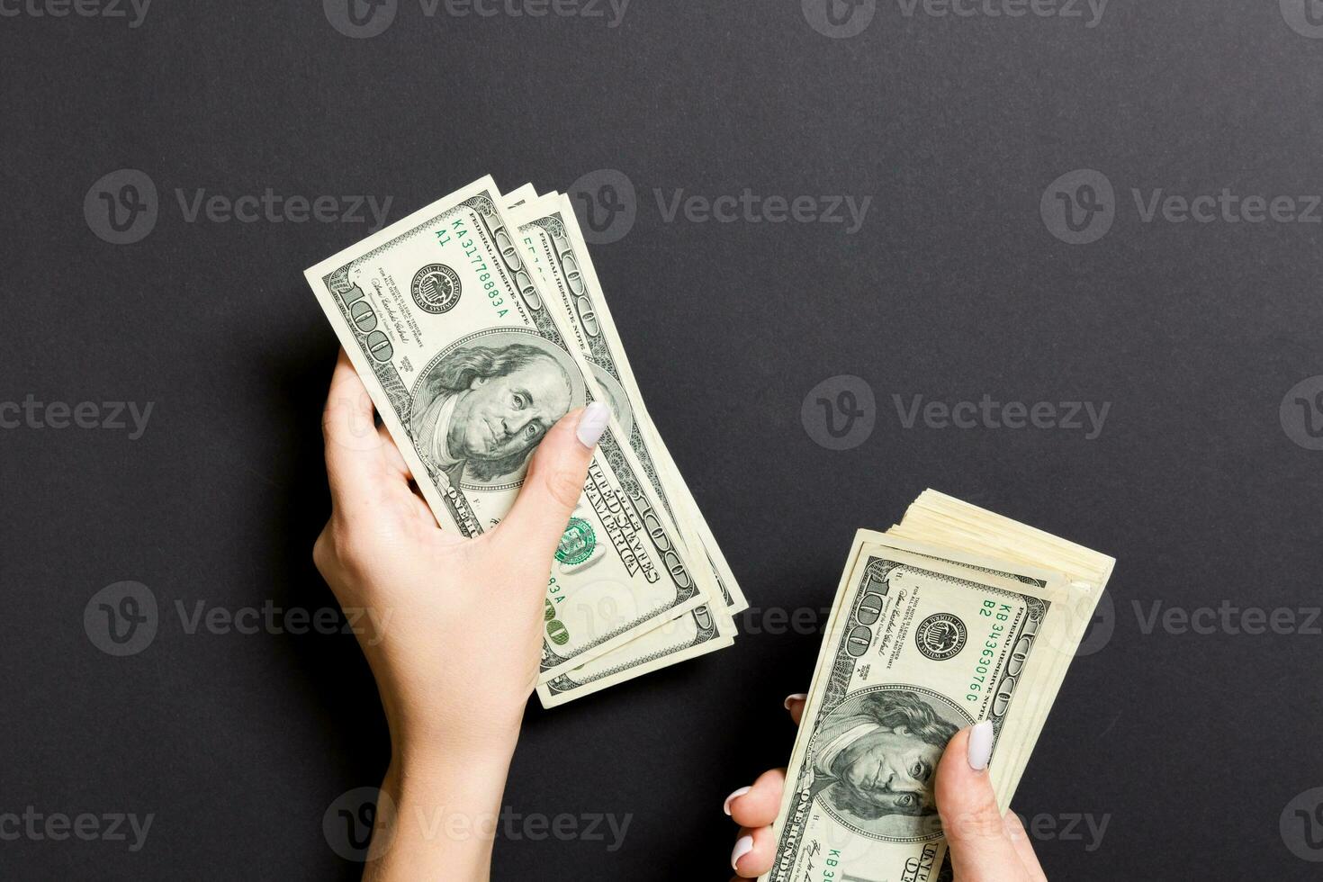 top visie van vrouw hand- geven sommige geld, detailopname van tellen een honderd dollar rekeningen. bedrijf concept Aan kleurrijk achtergrond foto