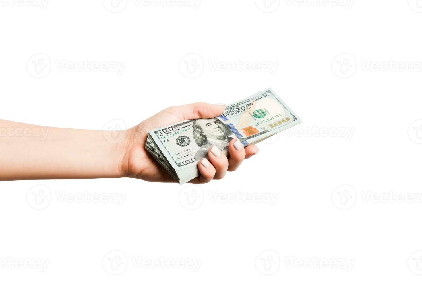 dollar bankbiljetten in vrouw hand- Aan wit geïsoleerd achtergrond. bedrijf concept foto