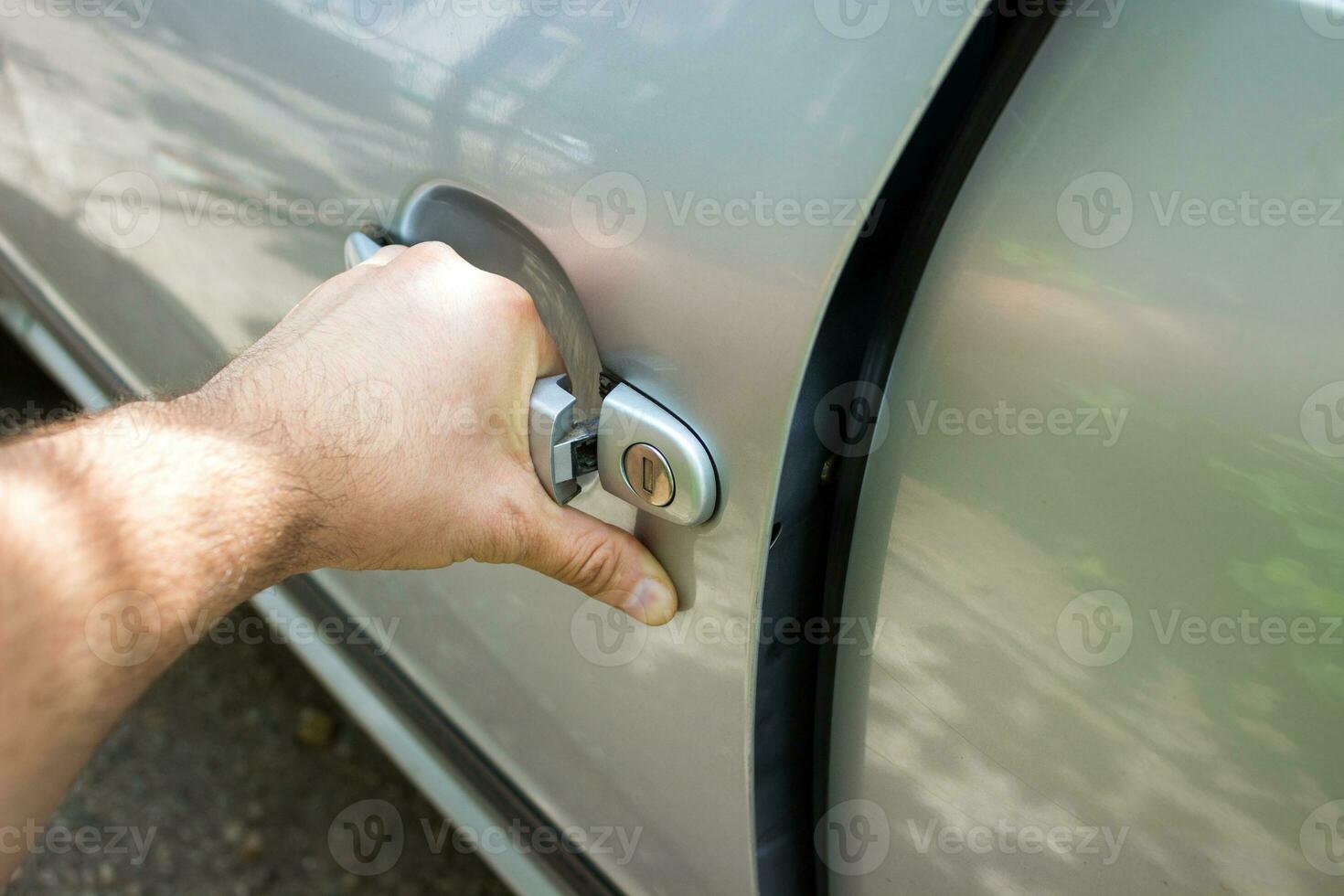 hand- Aan handvat. detailopname van Mens hand- opening een auto deur. foto