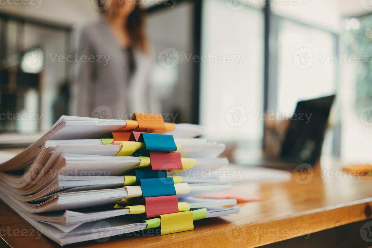 zakenvrouw handen werken Aan stapels van papier documenten naar zoeken en recensie documenten opgestapeld Aan tafel voordat Bezig met verzenden hen naar bord van bestuurders naar gebruik correct documenten in vergadering met zakenman foto