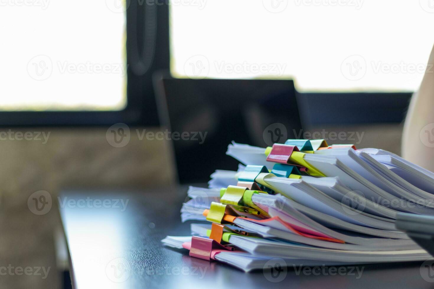 zakenvrouw handen werken Aan stapels van papier documenten naar zoeken en recensie documenten opgestapeld Aan tafel voordat Bezig met verzenden hen naar bord van bestuurders naar gebruik correct documenten in vergadering met zakenman foto