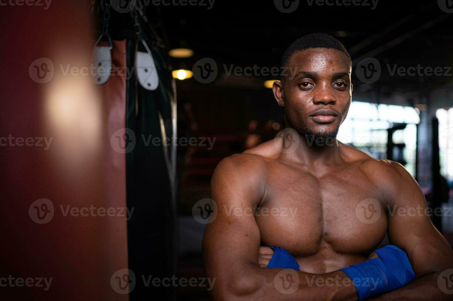 portret van buitenlands boksers vs Muay Thais, is een Thais krijgshaftig kunst van gebruik makend van wapens van de lichaam zo net zo vuisten, voeten, knieën, ellebogen. foto