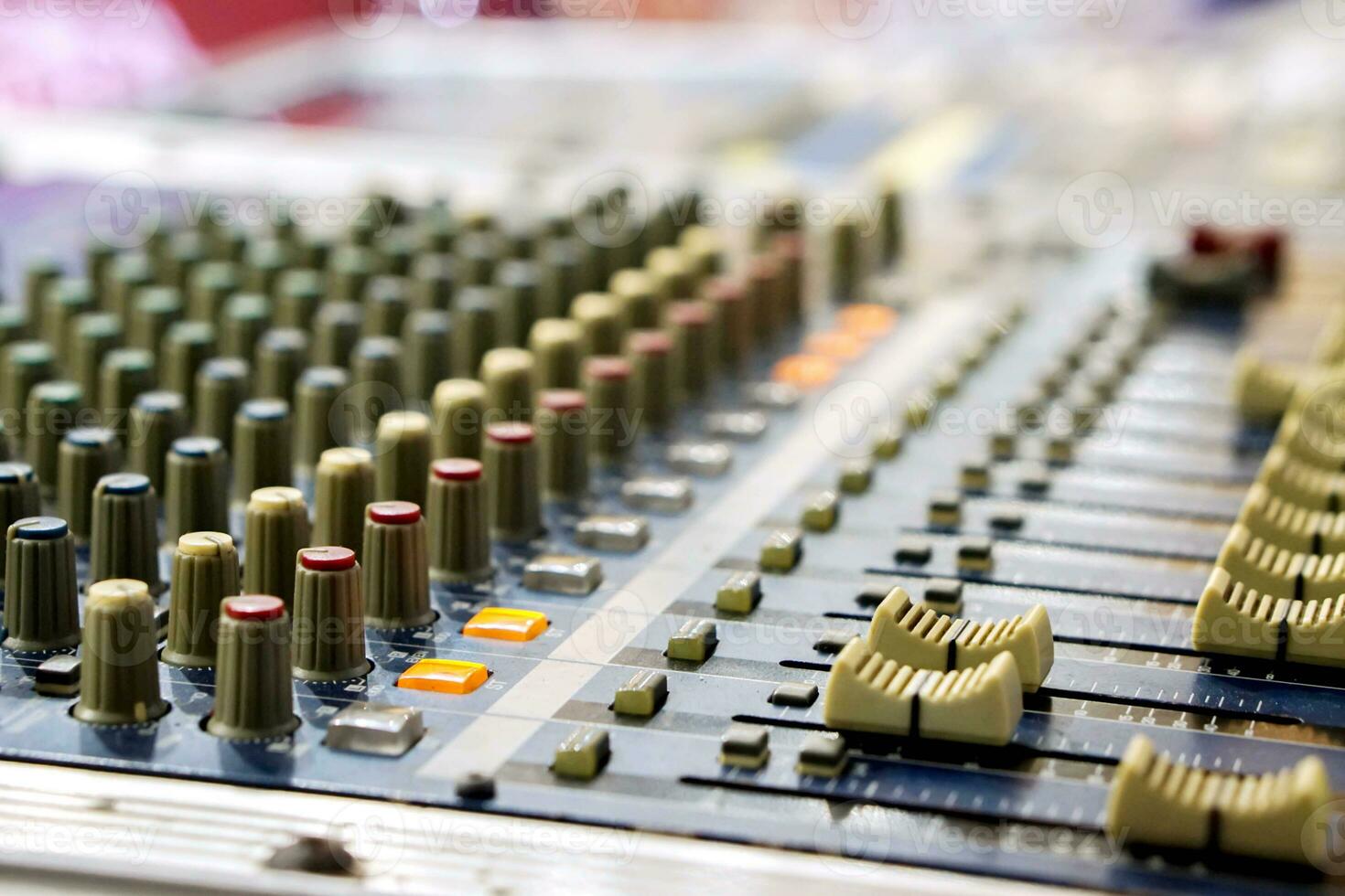 detailopname en Bijsnijden van knoppen met knop van geluid muziek- menger controle paneel Aan wazig achtergrond. foto