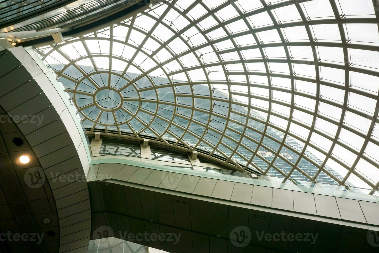 gebouw dak en glas plafond van modern gebouw. dak en glas plafond helpen naar licht de gebouw en verminderen energie en het ook de lucht naar worden gegoten gemakkelijk. foto