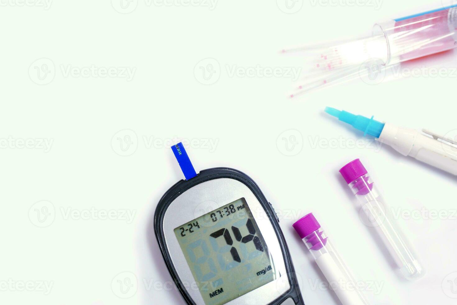 top visie glucose meter machine en getallen van glucose in de bloed tonen Aan scherm met vel controleren, bloed buis, naald- pen, en medisch capillair glas buizen isoleren Aan wit achtergrond. foto