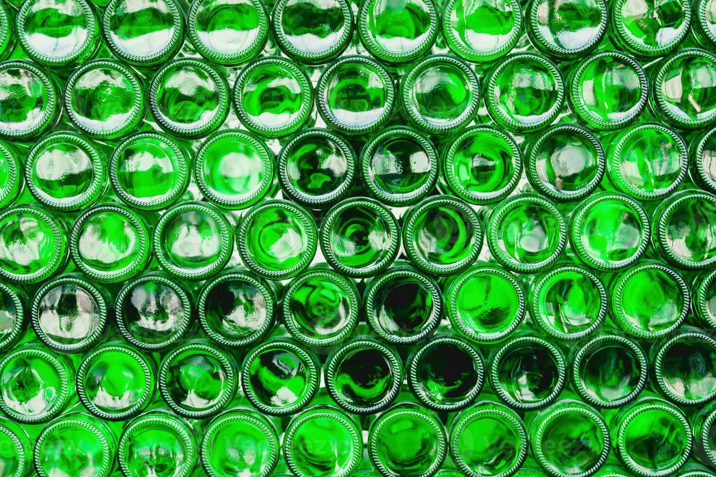 glas flessen groente. groen glas flessen van bier. muur gevormd door groen flessen. groen flessen achtergrond. leeg glas fles met verlichting foto