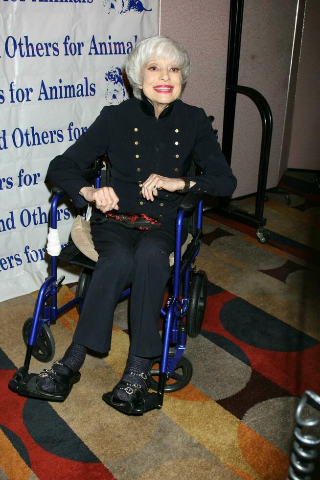 Carol aankomen Bij de acteurs anderen voor dieren gebraden van Carol channing Bij de universeel hilton hotel in los angeles ca Aan november 15 20082008 foto