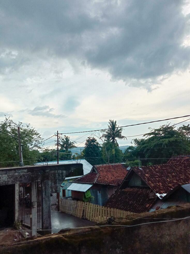 bewolkt luchten in penanae bima dorp foto