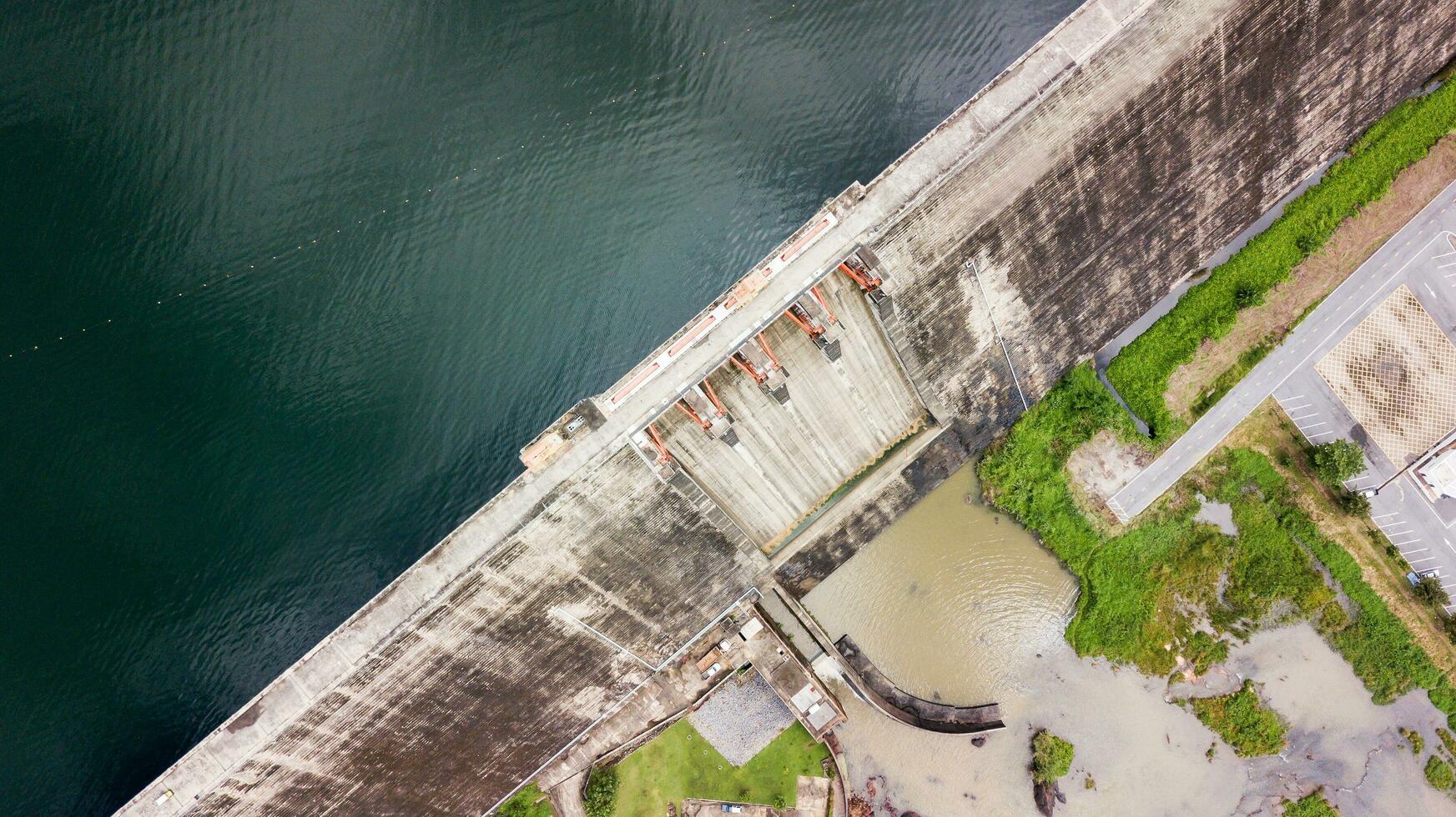 dam poort van khun Dan prakan chon dam in nakonnarok provincie foto