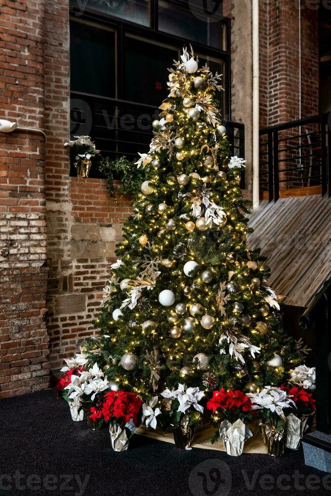 nieuw jaar 2023-2024. nieuw jaar decoratie. Kerstmis boom. kaars in de buurt de Kerstmis boom voor de vakantie. foto