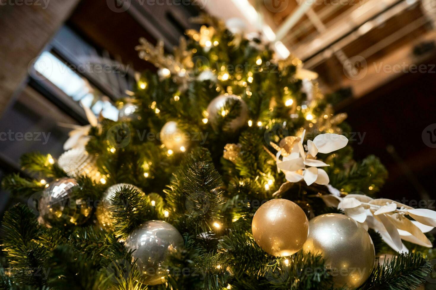 nieuw jaar 2023-2024. nieuw jaar decoratie. Kerstmis boom. kaars in de buurt de Kerstmis boom voor de vakantie. foto