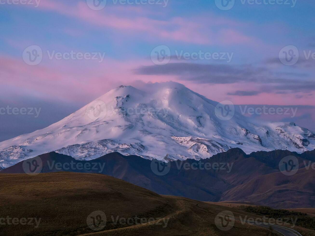 Purper majestueus dageraad over- monteren elbroes. besneeuwd berg pieken Bij foto