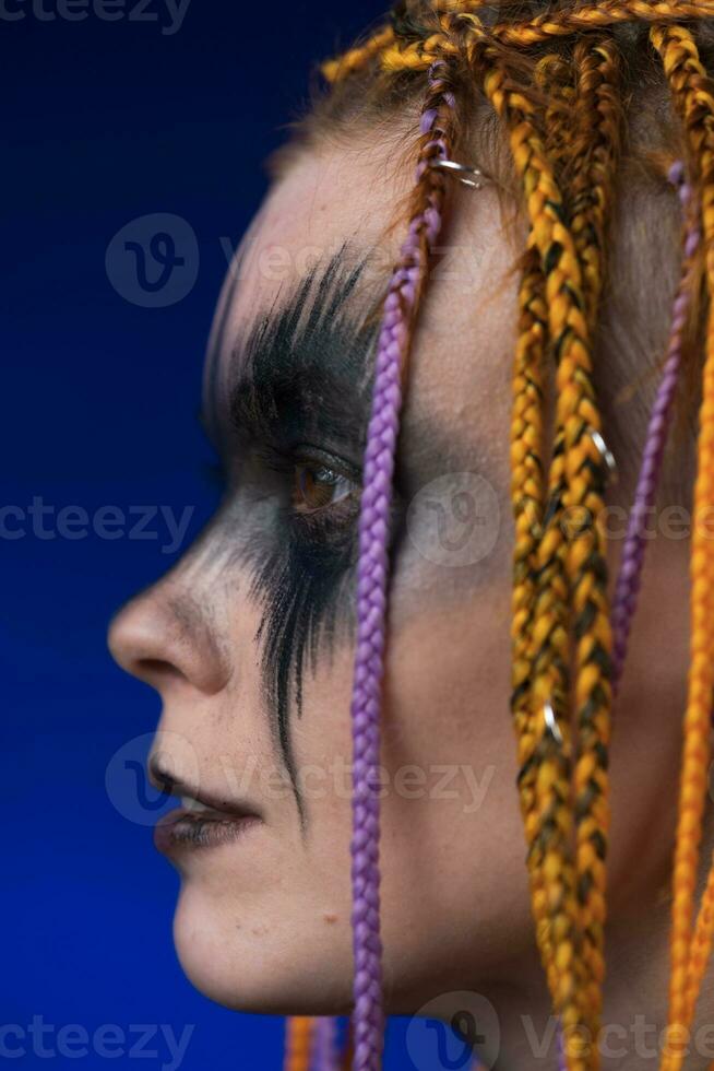 prima kunst portret van vrouw met verschrikking zwart stadium bedenken geschilderd Aan gezicht en dreadlocks kapsel foto