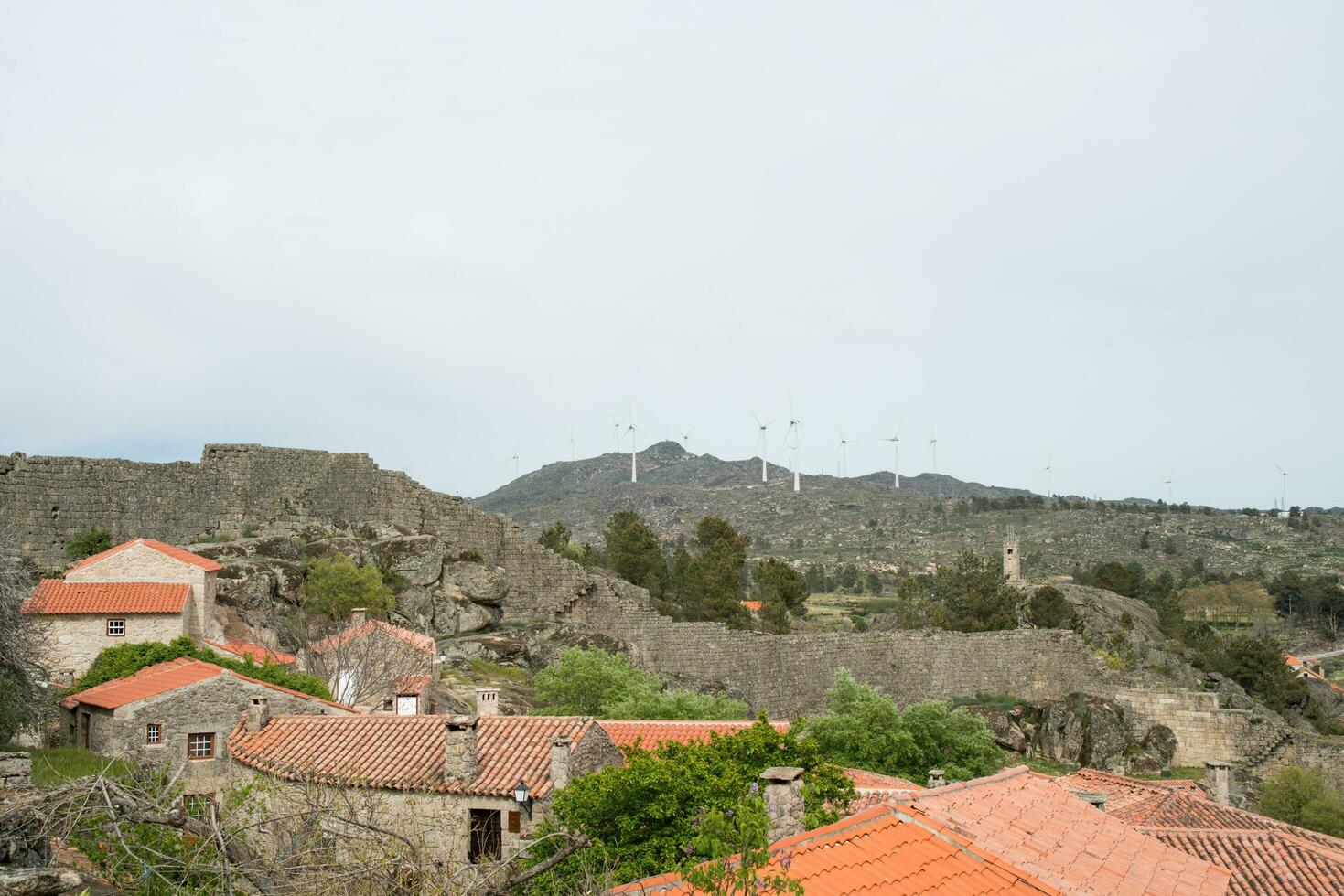 sorteren. landelijk Oppervlakte met wind macht generatie. foto