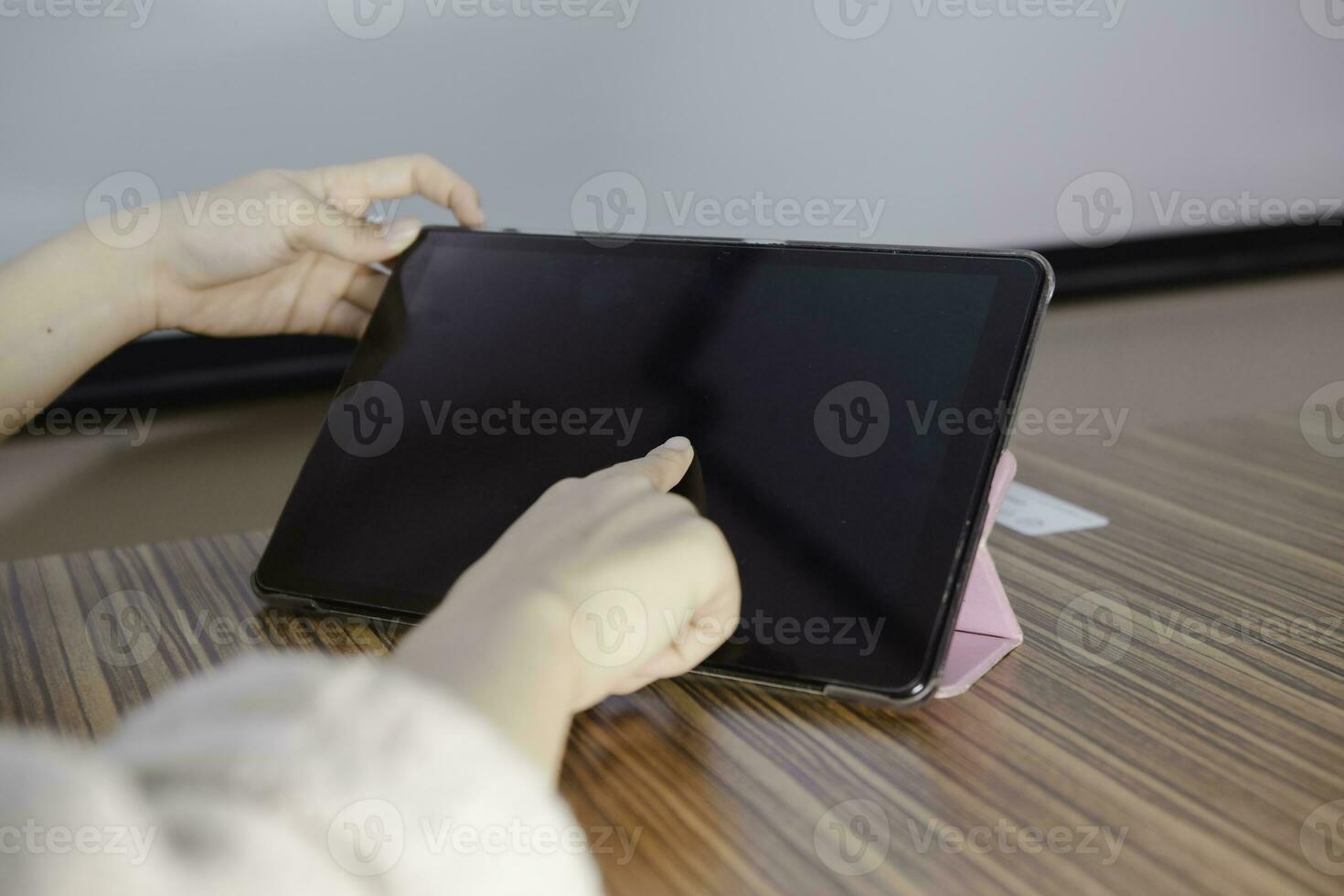 dichtbij omhoog van vrouw Holding of gebruik makend van tablet Aan zwart scherm voor sociaal media en afzet technologie online foto