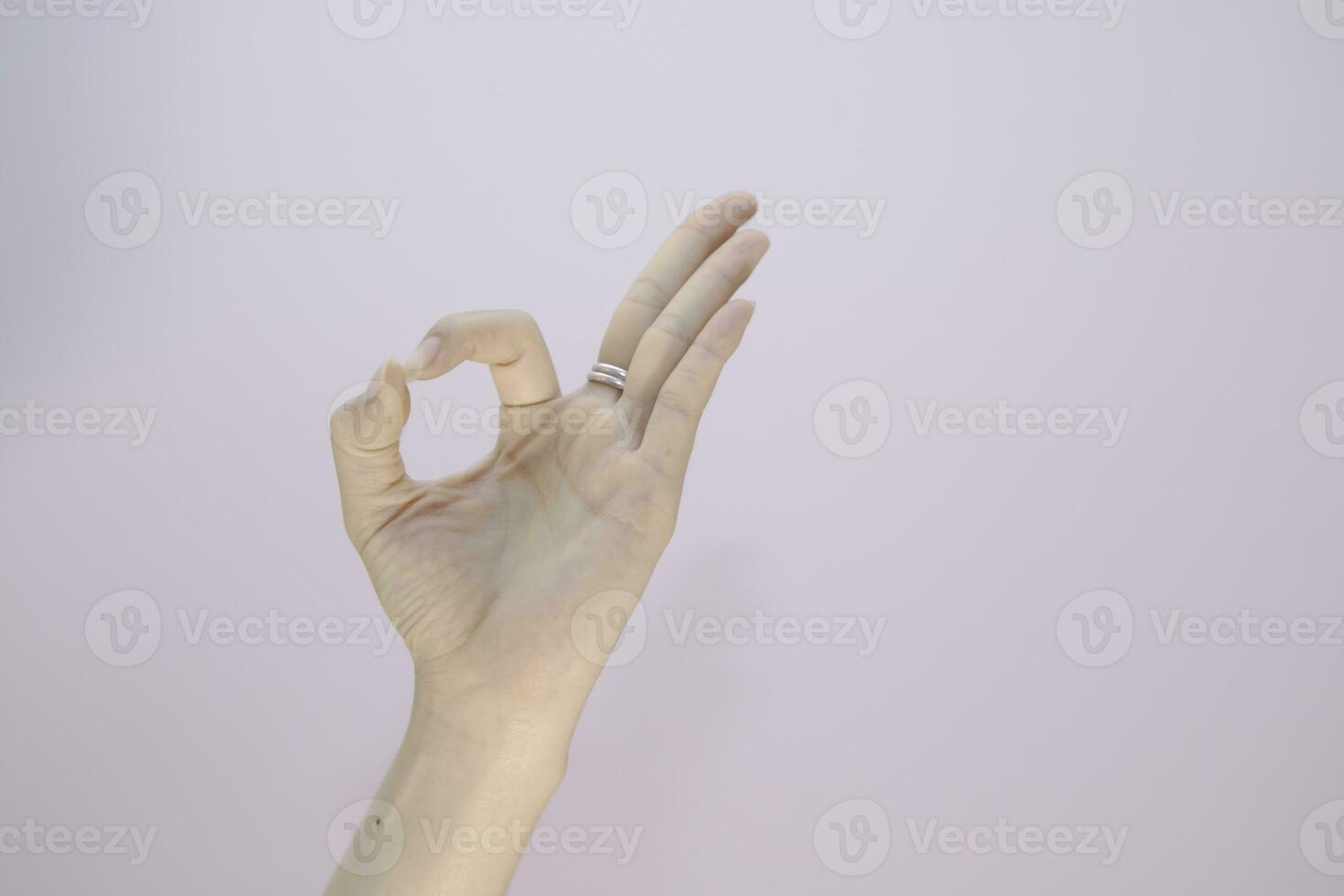 vrouw maken hand- OK Aan wit geïsoleerd, achtergrond detailopname van vrouw hand- gebaren - tonen teken Oke foto