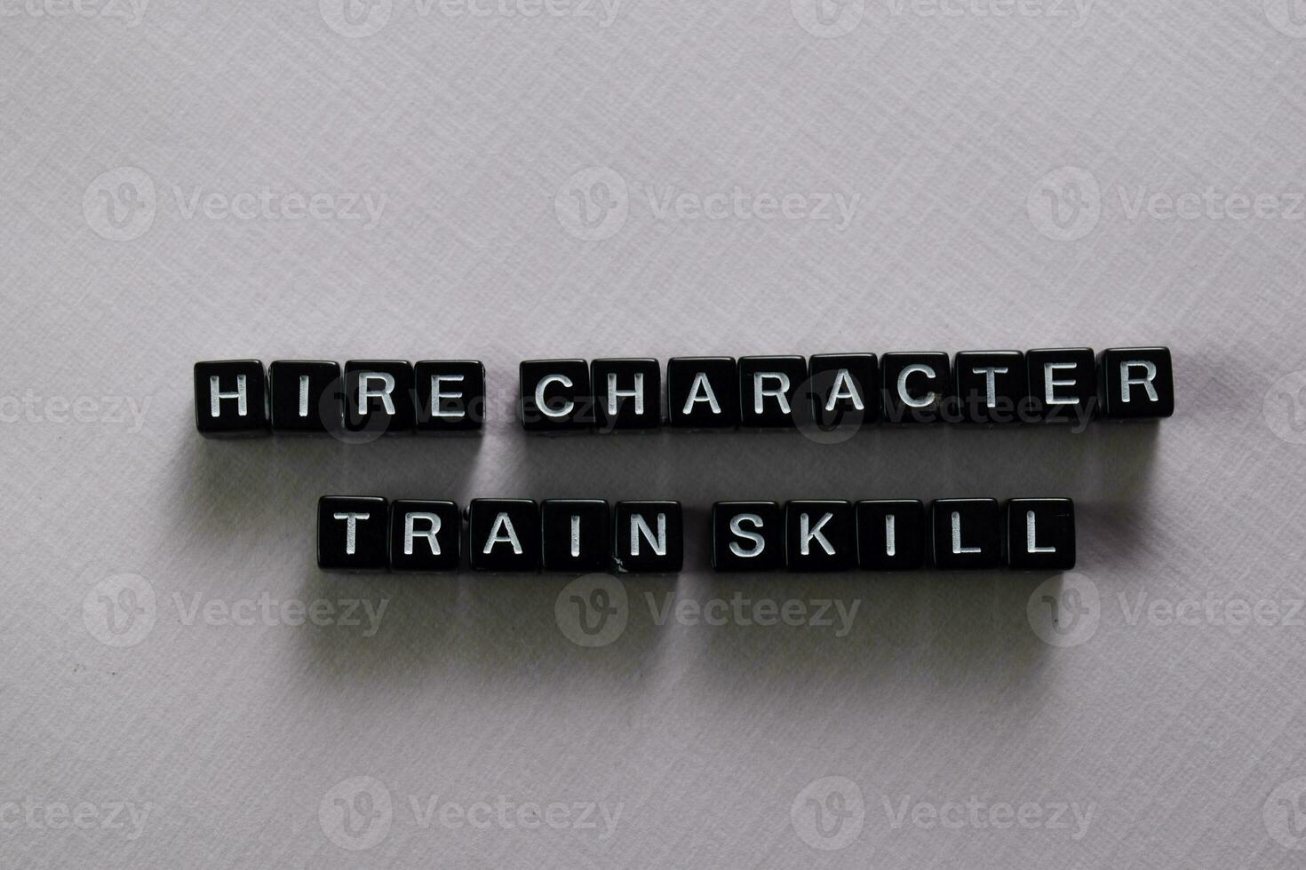 huren karakter. trein vaardigheid Aan houten blokken. motivatie en inspiratie concept foto