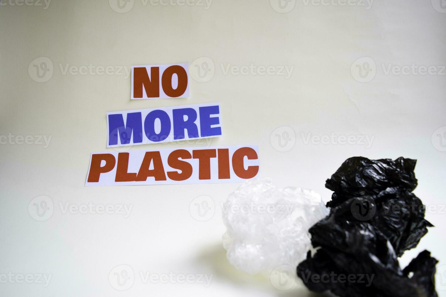 Nee meer plastic bericht. het shows een plastic met motto en selectief focus Nee meer plastic tekst. foto